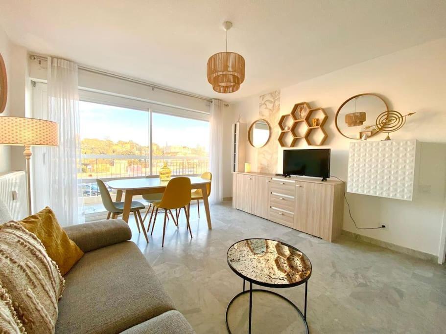 T2 - Le Vadon, Bord De Saint-Raphael (Var)